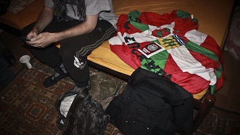 J.B. y, sobre su cama,