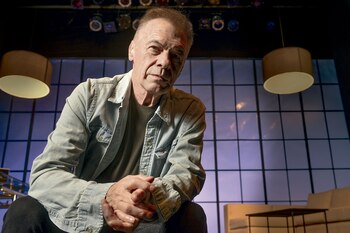 Usa Facebook, mail y WhatsApp,