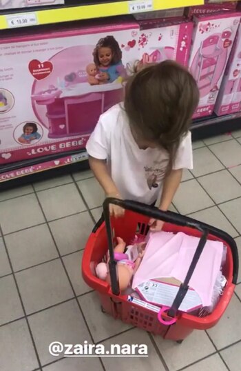 Francesca Icard eligiendo qué juguetes