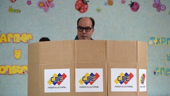 El titular del Parlamento votó en Chacao, una zona donde se reportaron varios incidentes por mesas no instaladas (AFP)