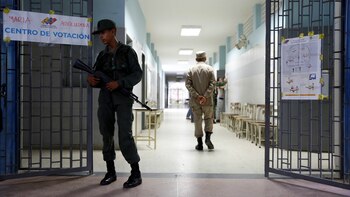 Soldados custodian las urnas en el marco del Plan República (Reuters)