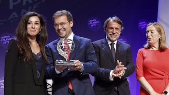 Sierra sostiene su trofeo junto