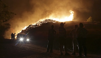 La gente observa las llamas