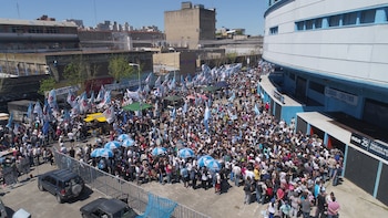 La gente en las afueras