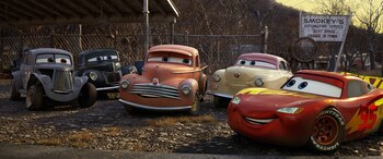 La película rinde homenaje al fallecido actor Paul Newman, cuya voz dio vida al personaje de Doc Hudson en la original.