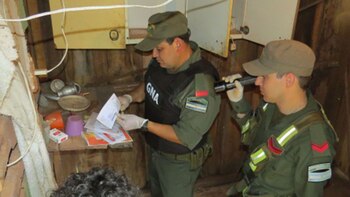 Gendarmeria en un allanamiento por