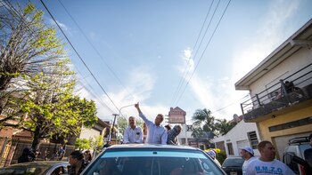 Pulgar en alto durante la
