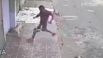 Desencajado, el hombre intentó patear