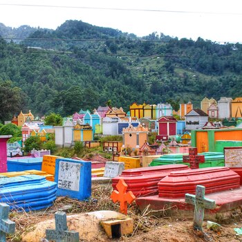 El cementerio de Chichicastenango se