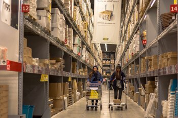 Pasillos infinitos con estanterías llenas