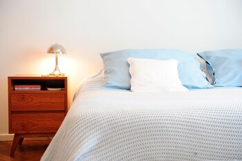 En el dormitorio principal, menos