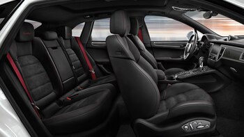 Por dentro predominan el negro