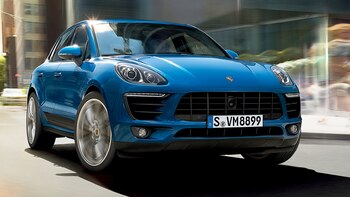 Ruedas grandes y líneas curvas.