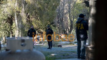 La policia custodia la morque