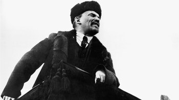 Vladimir Lenin da un discurso
