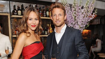 Button junto a su novia