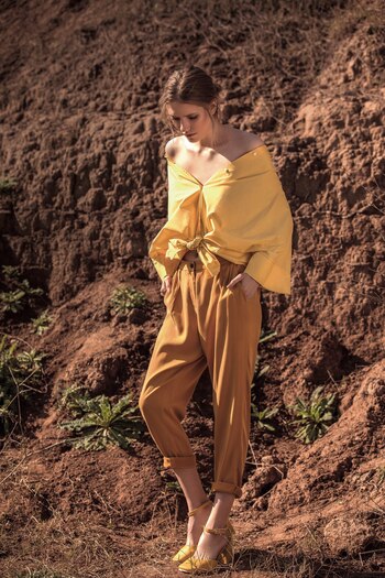 Camisa ($ 2.950, Naíma), pantalón