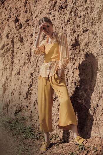 Camisa rayada y top de