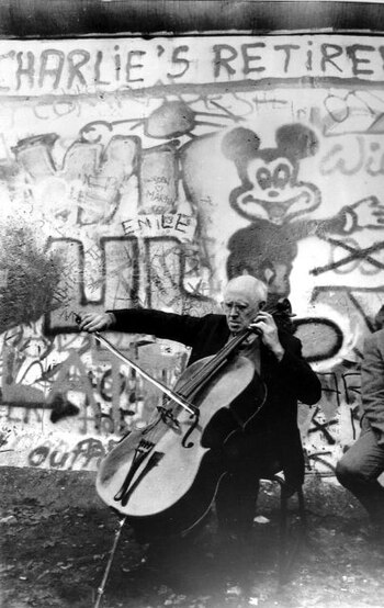 Mstislav Rostrópovich ante el muro,