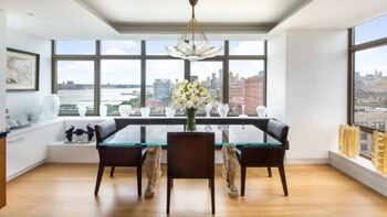 Posee cinco dormitorios, con dos