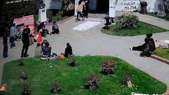 Manifestantes frente a la municipalidad