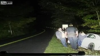 Los policías encontraron a la senadora sentada en su auto, con las piernas hacia afuera