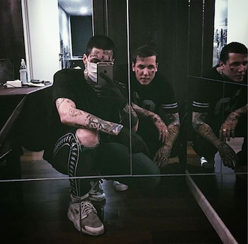 Alexander y su tatuador de