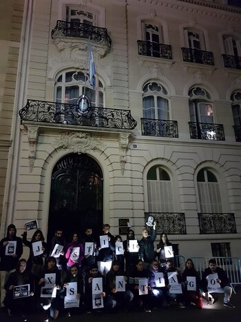 Protesta frente a la embajada