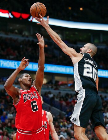 Ginóbili sumó minutos en el