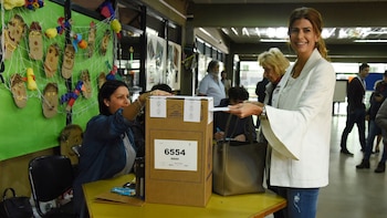 Muy actual, lució un blazer con magas campana. En todas las elecciones siempre eligió una prenda blanca ¿casualidad?