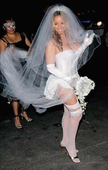 La cantante Mariah Carey vestida