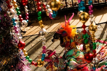 Vestidos tradicionales, coloridos y regionales también fueron parte de la pasarelas de uno de los desfiles más importantes de Halloween a nivel mundial (Getty)