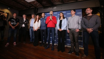 Randazzo junto a los dirigentes que lo acompañaron en la elección legislativa del 2017 (Agustín Marcarian)