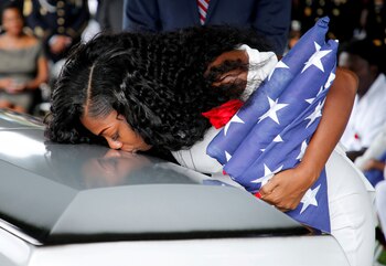 Myeshia Johnson, besa el ataúd