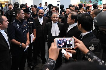 El juez Azmi Ariffin (C)