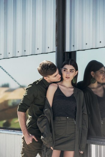 Mica: maxi bomber y minifalda