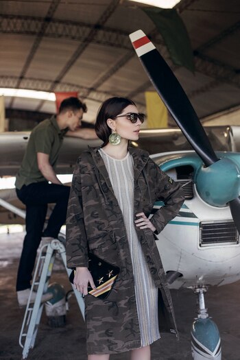 Mica: maxicampera de gabardina camuflada