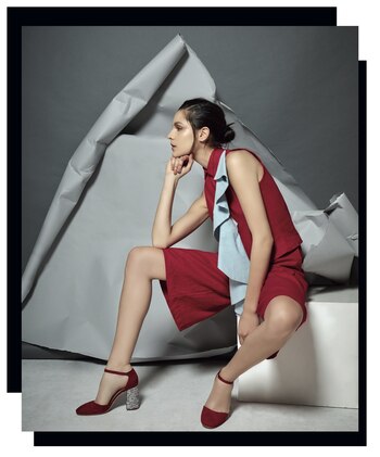 Blusa con volado a contratono,