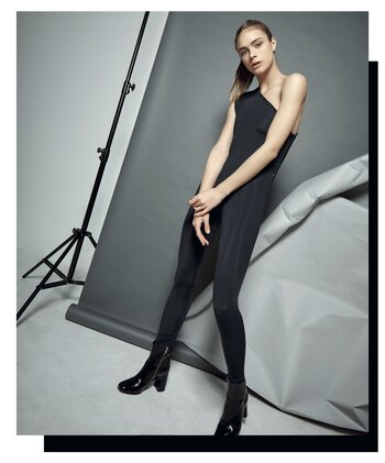 Mono de lúrex y botas (Alen). Foto