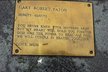 La placa del ataúd con