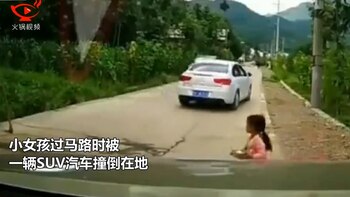 La niña cruzó la calle