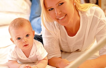 Valeria y Taína posan para GENTE cuando la bebé tenía cinco meses.