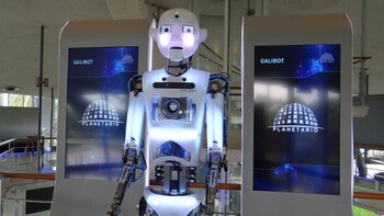 Una de las novedades es el robot interactivo Galibot, único en Latinoamérica e igual al que está en el Centro de visitantes de la NASA, que recibe a los vecinos y responde sus preguntas (GCBA)