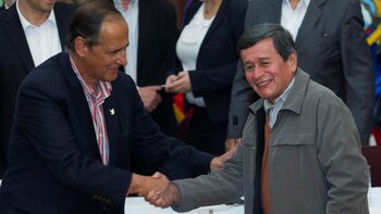 Juan Camilo Restrepo, negociador del gobierno, y Pablo Beltrán, negociador del ELN.