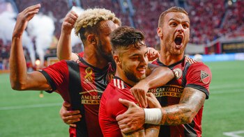 González Pirez (derecha), defensor del