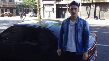 Gastón posa junto a su