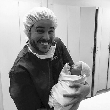 El conductor feliz por la