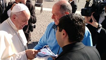 El papa Francisco saluda a