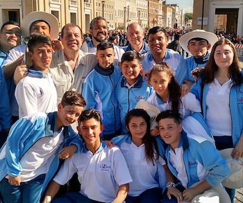 Daniel Juárez con su equipo,