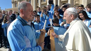 El papa Francisco bendice los